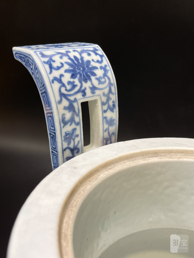 清 青花莲托八宝纹朝冠耳炉 - 图19